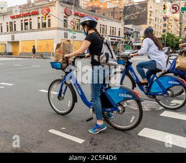 Les utilisateurs de Citibike à Chelsea attendent que la lumière change le samedi 27 juin 2020 (© Richard B. Levine) Banque D'Images