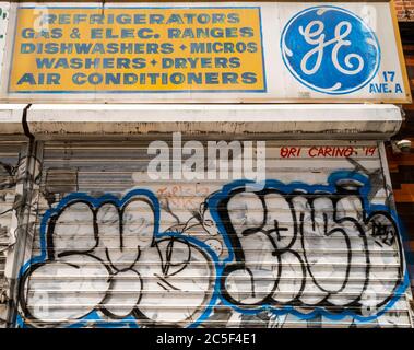 Le logo « GE » de General Electric apparaît sur un signe de privilège sur un magasin d'appareils électroménagers dans le quartier East Village de New York le samedi 30 mai 2020. General Electric a vendu son activité d'appareils électroménagers à Haier en 2016 et a récemment cédé son activité d'ampoules, qui était sa dernière unité de consommation. (© Richard B. Levine) Banque D'Images