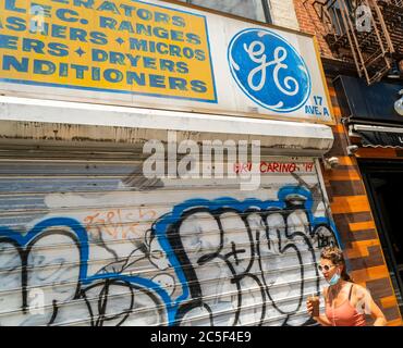 Le logo « GE » de General Electric apparaît sur un signe de privilège sur un magasin d'appareils électroménagers dans le quartier East Village de New York le samedi 30 mai 2020. General Electric a vendu son activité d'appareils électroménagers à Haier en 2016 et a récemment cédé son activité d'ampoules, qui était sa dernière unité de consommation. (© Richard B. Levine) Banque D'Images