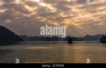 Soirée à Ha long Bay, Vietnam, parmi les karstiques calcaires Banque D'Images