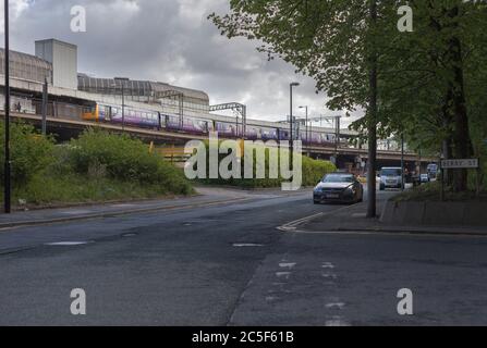 Northern Rail classe 142 Pacer + 150 sprinters appelant à la plate-forme 14 Manchester Piccadilly sur la ligne de chemin de fer à couloir de Castlefield encombrée Banque D'Images