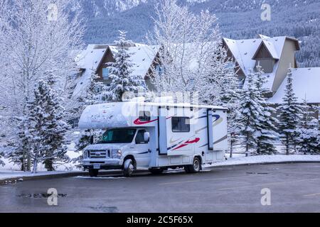 Un Camping camping-car de classe C pour véhicules récréatifs stationné la nuit dans le Canmore de neige, Alberta Canada Banque D'Images