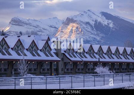 Lever du soleil sur le mont Lady MacDonald Mountain Peak hiver tôt le matin à Canmore Alberta Canmore Inn & Suites dans le parc forestier Banque D'Images