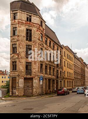 Maisons délabrées à Görlitz, Allemagne. Sur une porte en bois est crawled: Merci Merkel. Les extrémistes de droite l'ont voulu comme une attaque ironique contre la chancelière allemande Angela Merkel Banque D'Images