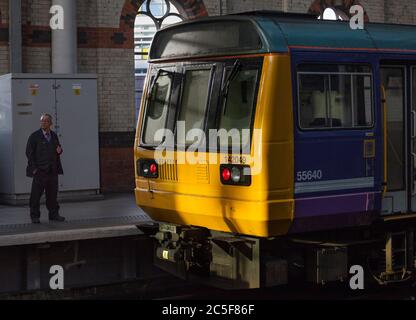 Northern rail classe 142 Pacer train 142049 attendant à la gare Manchester Piccadilly Banque D'Images