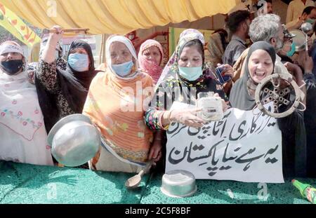 Des dirigeants et des activistes de la Ligue musulmane (PML-N) tiennent une manifestation contre le gouvernement fédéral, sur la route GT à Lahore le jeudi 2 juillet 2020. Banque D'Images