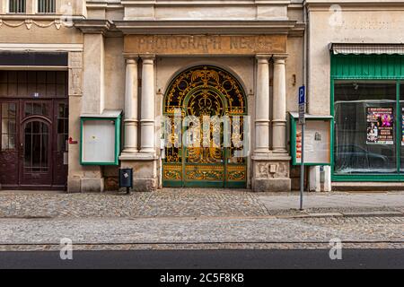 Splendide portail d'entrée forgé doré au studio du photographe Neuse à Görlitz, Allemagne Banque D'Images