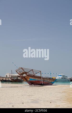 Al Ruwais, Al Shamal, plage et village de pêcheurs dans le nord du Qatar. Pêche traditionnelle Dhow bateaux. Banque D'Images