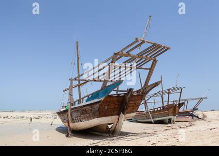 Al Ruwais, Al Shamal, plage et village de pêcheurs dans le nord du Qatar. Pêche traditionnelle Dhow bateaux. Banque D'Images