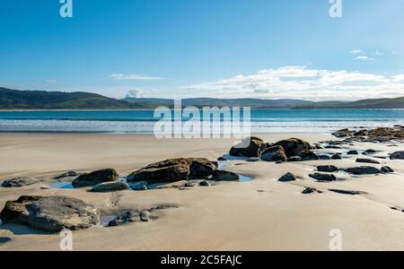 Pierres sur plage de sable, plage, baie de Porpoise, Catlins, Southland, Île du Sud, Nouvelle-Zélande Banque D'Images