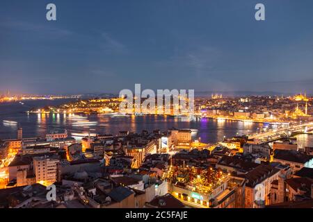 Vue sur la ville au crépuscule, mosquée Yeni et Beyazit Camii, mosquée Sultan Ahmet Camii et basilique Sainte-Sophie, pont Galata, Corne d'Or, Bosporus, Fatih Banque D'Images
