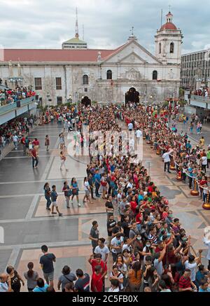 Foule de pèlerins à la Basilique, Centre de pèlerinage de la Basilique Minore del Santo Nino, Cebu, Cebu, Central Visayas, Philippines Banque D'Images