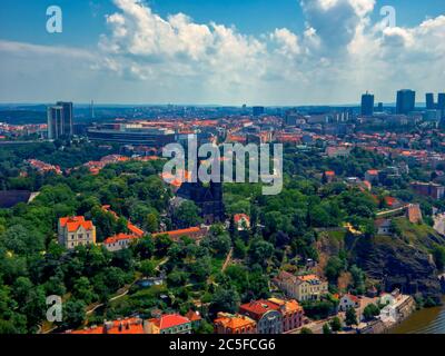 Vue aérienne de l'église Vysehrad à Prague lors d'une chaude journée d'été avec des bateaux et des personnes appréciant la rive de Vltava Banque D'Images