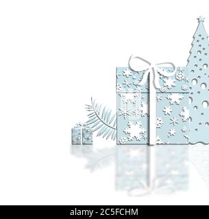 Décor de Noël élégant avec boîtes cadeaux abstraites en flocons de neige bleu clair, sapin de Noël sur fond blanc avec reflets. Carte de luxe nouvel an. Illustration 3D. Copier l'espace Banque D'Images