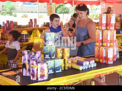 Racine, Wisconsin, États-Unis. 2 juillet 2020. Les gens achètent des feux d'artifice à la tente temporaire Black Bull au Regency Mall à racine, Wisconsin, le jeudi 2 juillet 2020. Avec l'annulation de nombreux feux d'artifice municipaux traditionnels, de nombreux rapports de nuisance d'utilisation accrue de feux d'artifice à la maison dans tout le pays, et la vente de feux d'artifice aux particuliers sont à des niveaux très élevés. Crédit : Mark Hertzberg/ZUMA Wire/Alay Live News Banque D'Images