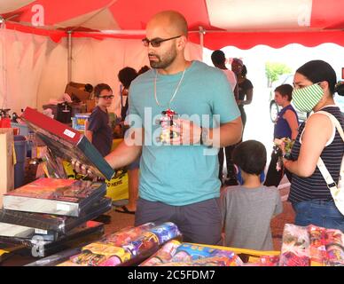 Racine, Wisconsin, États-Unis. 2 juillet 2020. Les gens achètent des feux d'artifice à la tente temporaire Black Bull au Regency Mall à racine, Wisconsin, le jeudi 2 juillet 2020. Avec l'annulation de nombreux feux d'artifice municipaux traditionnels, de nombreux rapports de nuisance d'utilisation accrue de feux d'artifice à la maison dans tout le pays, et la vente de feux d'artifice aux particuliers sont à des niveaux très élevés. Crédit : Mark Hertzberg/ZUMA Wire/Alay Live News Banque D'Images