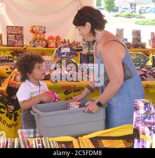 Racine, Wisconsin, États-Unis. 2 juillet 2020. Les gens achètent des feux d'artifice à la tente temporaire Black Bull au Regency Mall à racine, Wisconsin, le jeudi 2 juillet 2020. Avec l'annulation de nombreux feux d'artifice municipaux traditionnels, de nombreux rapports de nuisance d'utilisation accrue de feux d'artifice à la maison dans tout le pays, et la vente de feux d'artifice aux particuliers sont à des niveaux très élevés. Crédit : Mark Hertzberg/ZUMA Wire/Alay Live News Banque D'Images