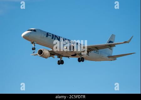 Helsinki/Finlande - 31 MAI 2018 : un avion Embraer 190 exploité par Finnair lors d'une approche finale à l'aéroport Helsinki-Vantaa. Banque D'Images