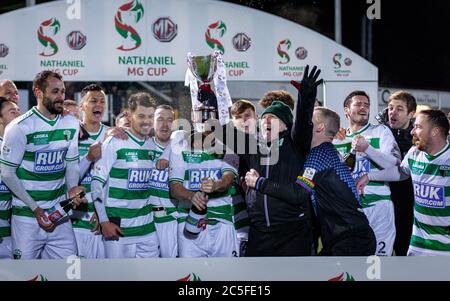 ABERYSTWYTH, ROYAUME-UNI. 20 janvier 2018. TNS fête avec du champagne après leur victoire de 1-0 sur Cardiff, lors de la finale de la coupe de 2018 MG au terrain de football de Park Avenue à Aberysytwyth, au pays de Galles. Photo © Matthew Lofthouse - photographe indépendant. Banque D'Images