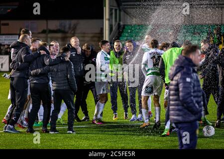 ABERYSTWYTH, ROYAUME-UNI. 20 janvier 2018. TNS fête avec du champagne après leur victoire de 1-0 sur Cardiff, lors de la finale de la coupe de 2018 MG au terrain de football de Park Avenue à Aberysytwyth, au pays de Galles. Photo © Matthew Lofthouse - photographe indépendant. Banque D'Images