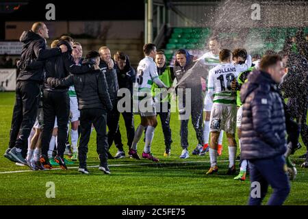 ABERYSTWYTH, ROYAUME-UNI. 20 janvier 2018. TNS fête avec du champagne après leur victoire de 1-0 sur Cardiff, lors de la finale de la coupe de 2018 MG au terrain de football de Park Avenue à Aberysytwyth, au pays de Galles. Photo © Matthew Lofthouse - photographe indépendant. Banque D'Images