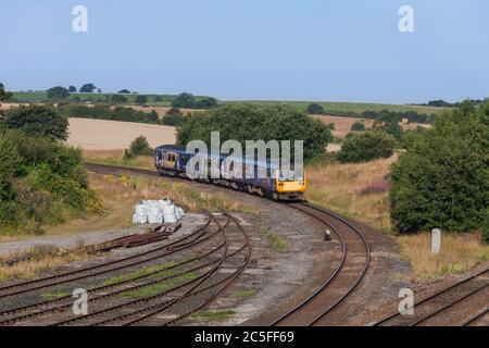 Train de course de classe 142 de Northern Rail + sprinter de classe 150 à Kirkham & Wesham en sortant de la ligne Fylde à voie unique Banque D'Images