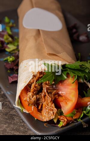 fajitas mexicaines traditionnelles avec rôti de bœuf et légumes. Image verticale Banque D'Images