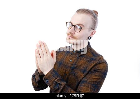 Homme de taille basse portant des lunettes avec les mains dans la posture de prière Banque D'Images