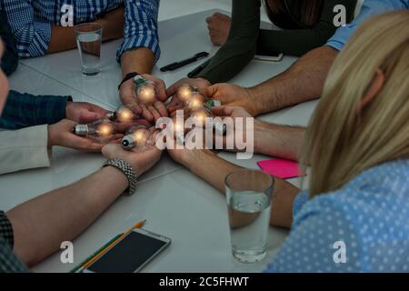 Le travail d'équipe et de remue-méninges avec les hommes d'affaires que concept partager une idée avec une lampe. Concept de startup Banque D'Images