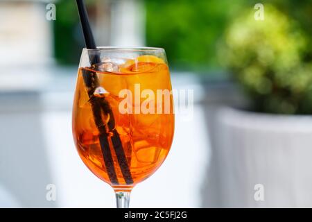 Délicieux cocktail apéritif d'été léger et rafraîchissant avec glace et orange dans un gobelet en verre, boisson sans alcool avec pailles pour filles Banque D'Images