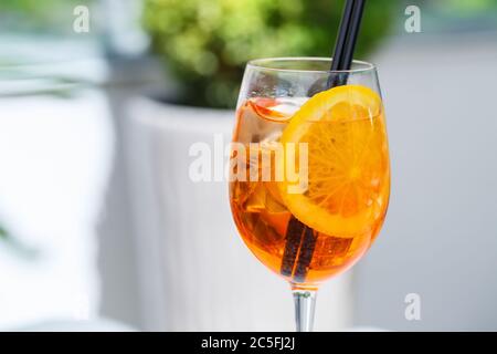 Délicieux cocktail apéritif d'été léger et rafraîchissant avec glace et orange dans un gobelet en verre, boisson sans alcool avec pailles pour filles Banque D'Images