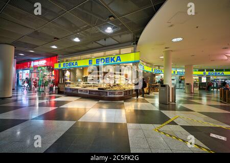 MUNICH, ALLEMAGNE - VERS JANVIER 2020 : Edeka à l'aéroport de Munich. Banque D'Images