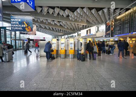 FRANCFORT AM MAIN, ALLEMAGNE - VERS JANVIER 2020 : zone d'enregistrement automatique à l'aéroport de Francfort-sur-le-main, terminal 1. Banque D'Images