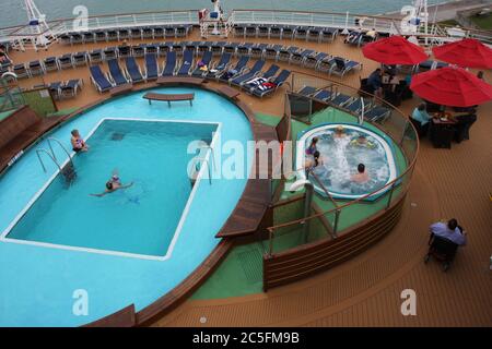 Piscine pour les vacanciers en croisière, s'amuser en mer. Banque D'Images