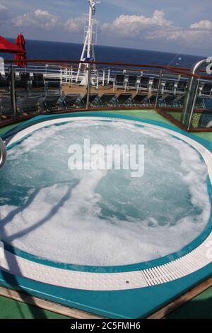 Bain bouillonnant sur le bateau de croisière, détendez-vous dans les bulles chaudes. Banque D'Images