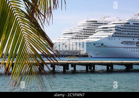 Bateaux de croisière dans le port avec passagers Banque D'Images