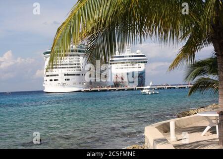 Bateaux de croisière dans le port avec passagers Banque D'Images