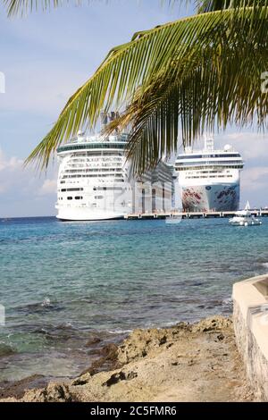 Bateaux de croisière dans le port avec passagers Banque D'Images