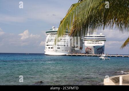 Bateaux de croisière dans le port avec passagers Banque D'Images