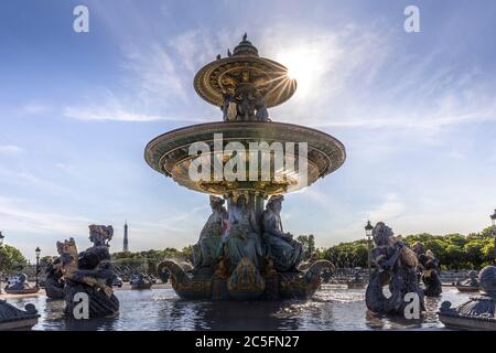 Paris, France - 23 juin 2020 : fontaine de la place de la Concorde avec la tour Eiffel en arrière-plan à Paris Banque D'Images