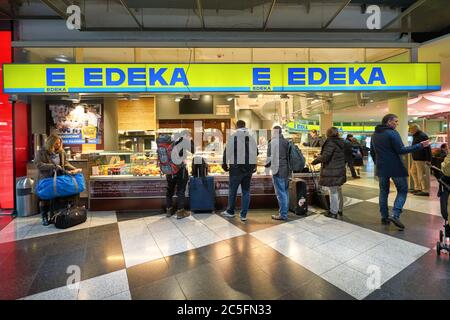 MUNICH, ALLEMAGNE - VERS JANVIER 2020 : Edeka à l'aéroport de Munich. Banque D'Images