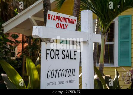 West Palm Beach, Floride, États-Unis. 2 juillet 2020. Maisons à vendre dans un quartier local comme les taux hypothécaires américains à long terme pour un prêt immobilier de 30 ans a atteint son niveau le plus bas jamais. Freddie Mac, acheteur de prêts hypothécaires, a indiqué que le taux moyen de l'hypothèque à taux fixe clé sur 30 ans a chuté à 3.07 pour cent. Crédit : Greg Lovett/ZUMA Wire/Alay Live News Banque D'Images