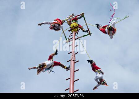 Les célèbres Voladores de Papantla, les Flyers de Papantla, exécutent leur ancienne cérémonie méso-américaine dans le jardin Allende pendant la semaine de la fête du patron saint Michel à San Miguel de Allende, Mexique. Banque D'Images