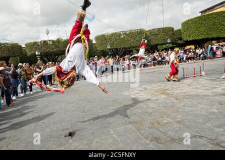 Les célèbres Voladores de Papantla, les Flyers de Papantla, exécutent leur ancienne cérémonie méso-américaine dans le jardin Allende pendant la semaine de la fête du patron saint Michel à San Miguel de Allende, Mexique. Banque D'Images