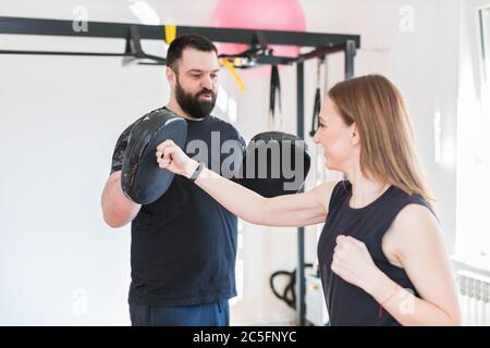 jeune femme s'entraîne avec un entraîneur personnel Banque D'Images
