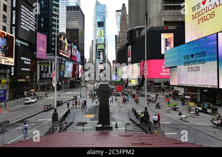 New York, États-Unis. 30 juin 2020. Normalement agitée par les touristes et les visiteurs, les marches rouges « TKTS » de Duffy Square à Times Square sont fermées au grand public pour empêcher les gens d'être proches ensemble à l'époque de la pandémie COVID-19, New York, NY, 30 juin 2020. Annoncé par la Broadway League, les spectacles et les spectacles de Broadway ont été fermés jusqu'à la fin de 2020, en raison de la pandémie mondiale de COVID-19. (Anthony Behar/Sipa USA) crédit: SIPA USA/Alay Live News Banque D'Images