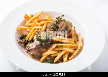 Rôti de porc sur du pain grillé aux champignons, à la sauce et aux frites Banque D'Images