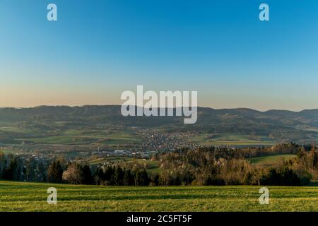 Coucher de soleil sur un paysage montagneux avec un village situé sous les montagnes de la République tchèque de Zasova. Banque D'Images