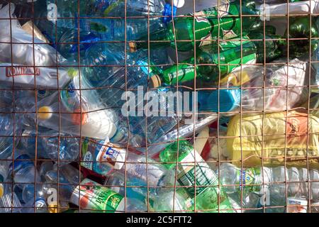 Contenant plein de déchets ménagers en plastique pour recyclage Banque D'Images