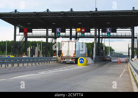 Moscou 25/06/2019 point de paiement sur route à péage, camion et voiture payer le tarif à la porte de péage Banque D'Images